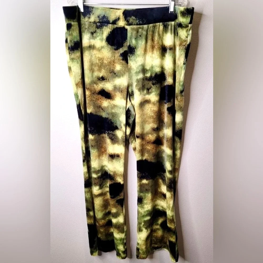 Juicy 2pc. Lounge Outfit NEW With Tags Camo Velveteen Yoga Pant/Olive L/S Tee 2X - Picture 5 of 14